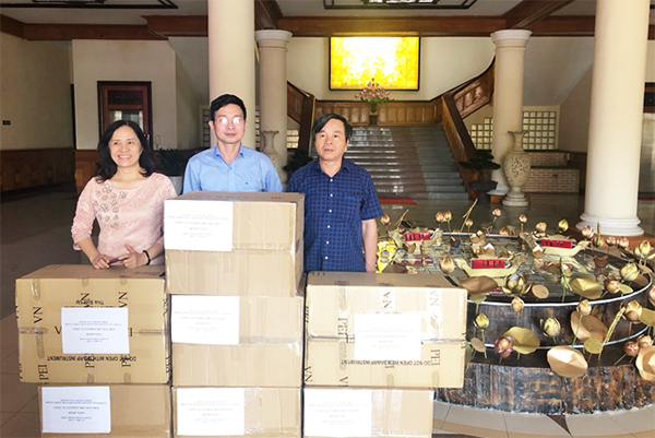 Công ty Cổ phần Dệt May Huế tặng 50.000 khẩu trang kháng khuẩn cho nhân dân trên địa bàn tỉnh TT. Huế