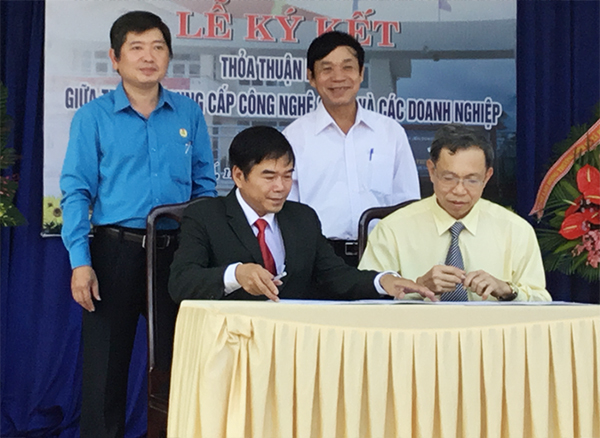 Công ty CP Dệt May Huế ký kết thỏa thuận hợp tác đào tạo với Trường TC nghề số 10